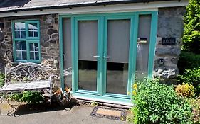 Yr Hen Efail - Quirky Old Smithy Cottage Near Forest Walks, Cycling & Lakes